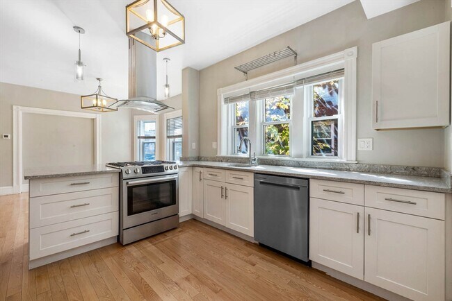8 Cherry St, Unit 2 in Somerville, MA - Building Photo - Building Photo