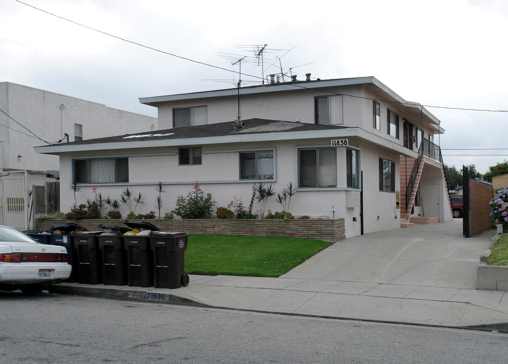 11838 Acacia Ave in Hawthorne, CA - Building Photo