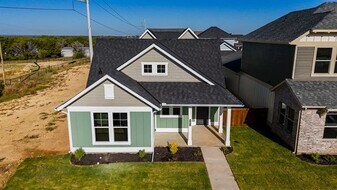 302 Red Bird Ln in Granbury, TX - Building Photo