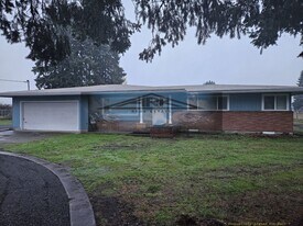 53311 W Lane Rd in Scappoose, OR - Building Photo