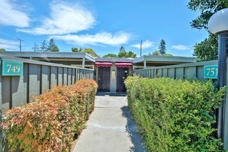 Sutter Gardens in Palo Alto, CA - Building Photo - Building Photo