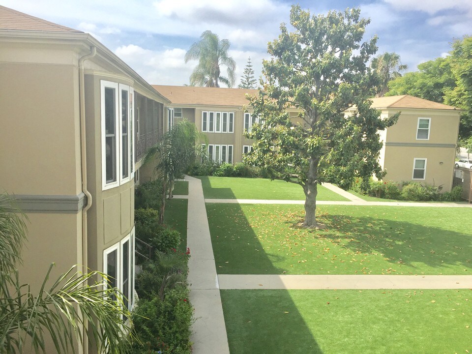 Baldwin Manor and Windsor Manor Apartments in Los Angeles, CA - Building Photo