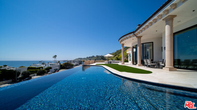 22435 Pacific Coast Hwy in Malibu, CA - Building Photo - Building Photo