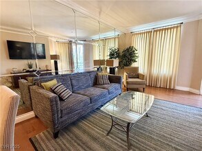 210 E Flamingo Rd, Unit 206 in Las Vegas, NV - Building Photo - Building Photo