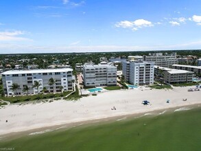 1977 Gulf Shore Blvd N in Naples, FL - Foto de edificio - Building Photo