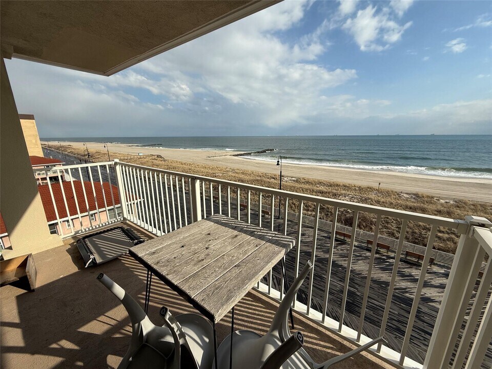 250 Shore Rd in Long Beach, NY - Building Photo