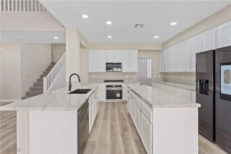 9272 W Viking Rd in Las Vegas, NV - Building Photo - Building Photo