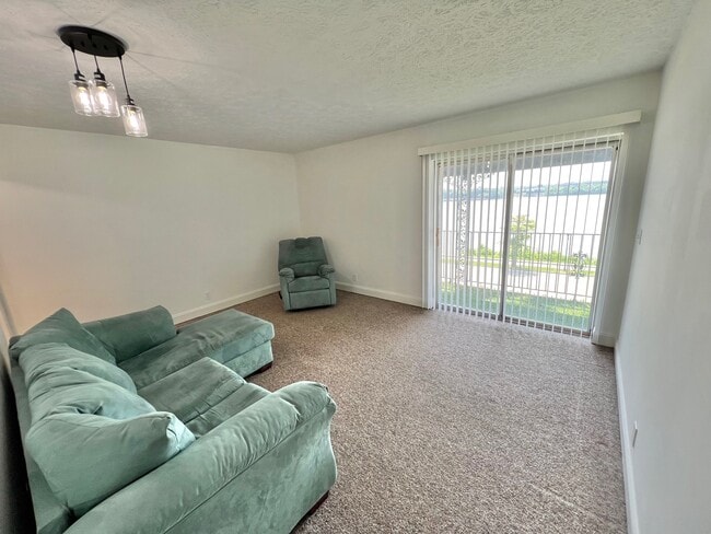 212 Riverside Dr in Jeffersonville, IN - Foto de edificio - Building Photo