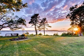 140 Old Winkle Point Rd in Northport, NY - Building Photo - Building Photo