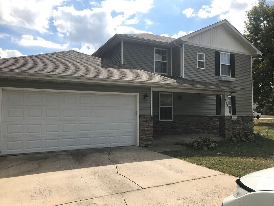 4555 S Graystone Ct in Springfield, MO - Building Photo