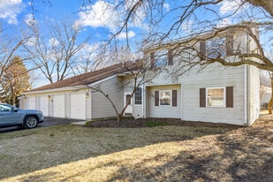 63 N Victoria Ln in Streamwood, IL - Building Photo