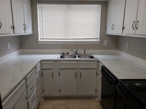 8577 Pineview Ln in Jonesboro, GA - Building Photo - Building Photo