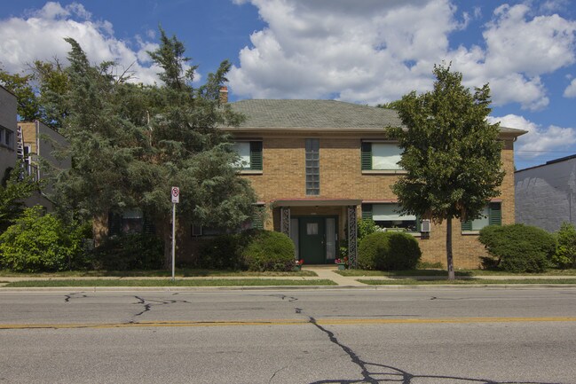 5624 W Burleigh St in Milwaukee, WI - Foto de edificio - Building Photo
