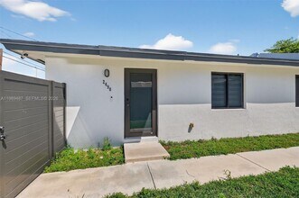 2490 NW 44th St in Miami, FL - Building Photo - Building Photo