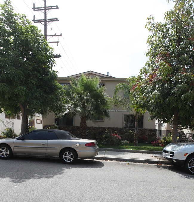 1058 Justin Ave in Glendale, CA - Foto de edificio - Building Photo