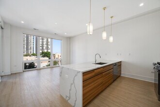 159 W North Ave in Chicago, IL - Building Photo - Building Photo