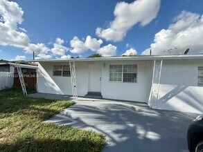 4871 SW 24th Ave in Fort Lauderdale, FL - Building Photo - Building Photo