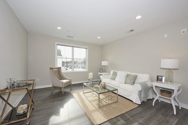 92 Drs James Parker Blvd in Red Bank, NJ - Building Photo - Building Photo