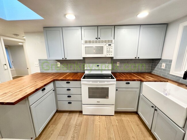 6935 SE Crystal Springs Blvd in Portland, OR - Building Photo - Building Photo