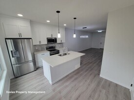 7122 Chivers Cl SW in Edmonton, AB - Building Photo
