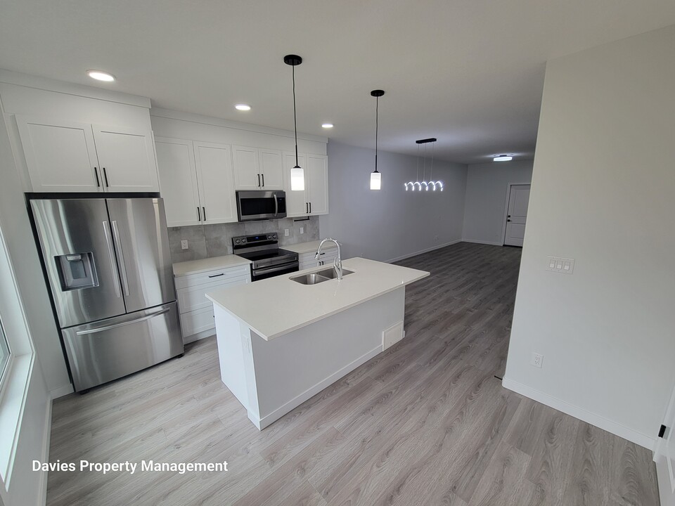 7122 Chivers Cl SW in Edmonton, AB - Building Photo