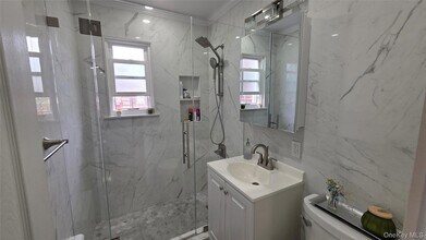 717 Tuckahoe Rd, Unit 2A in Yonkers, NY - Building Photo - Building Photo