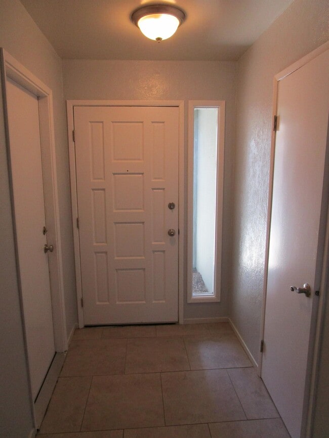 1399 Stanford Pl in Hanford, CA - Building Photo - Building Photo