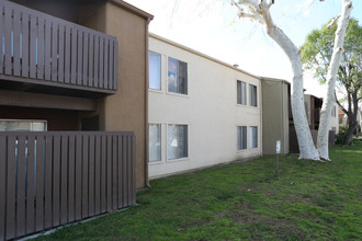 Tara Village in Tarzana, CA - Foto de edificio - Building Photo