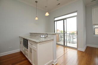 1609 W Warren Blvd, Unit 407 in Chicago, IL - Building Photo - Building Photo