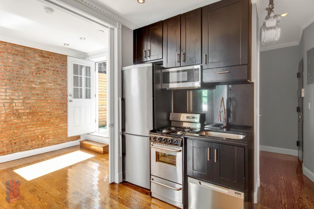 314 E 106th St in New York, NY - Building Photo