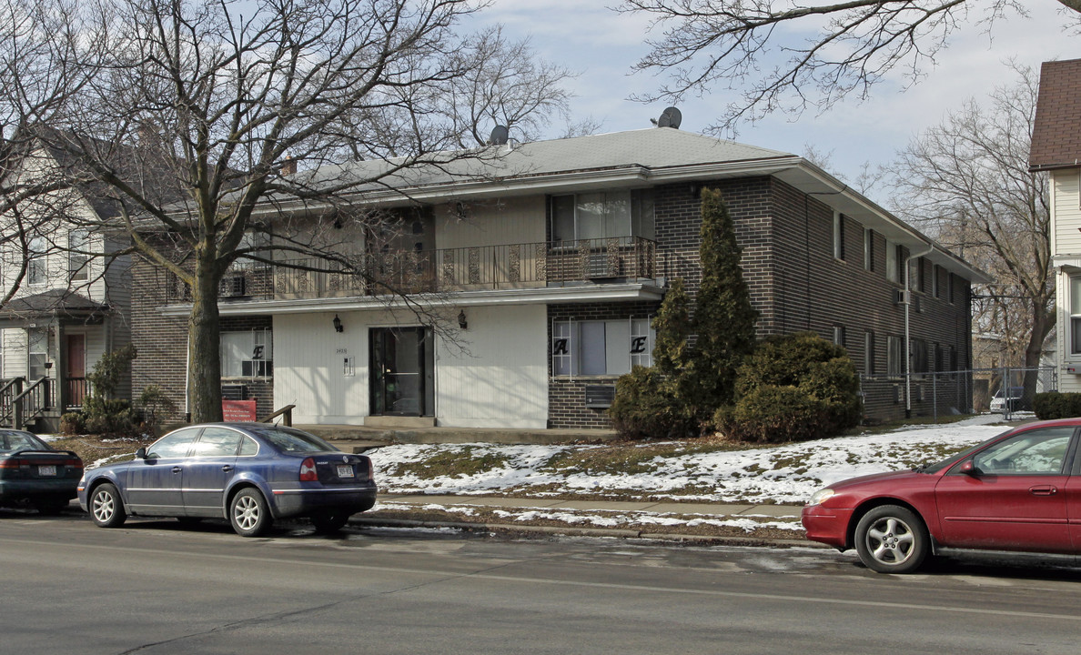 2425 N Oakland Ave in Milwaukee, WI - Foto de edificio