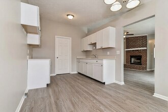 1825 Keystone Lakes Dr in Indianapolis, IN - Building Photo - Building Photo