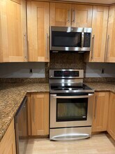 1344 Bellevue Way NE, Unit 1 in Bellevue, WA - Building Photo - Building Photo