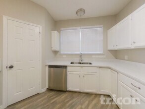 1233 Clear Creek Dr, Unit 219 Harvard Ave E - 203 in Mesquite, TX - Foto de edificio - Building Photo