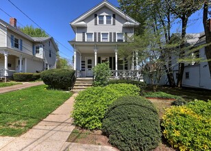 211 Montowese St in Branford, CT - Foto de edificio - Building Photo