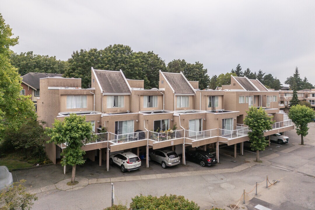 7151 Moffatt Rd in Richmond, BC - Building Photo