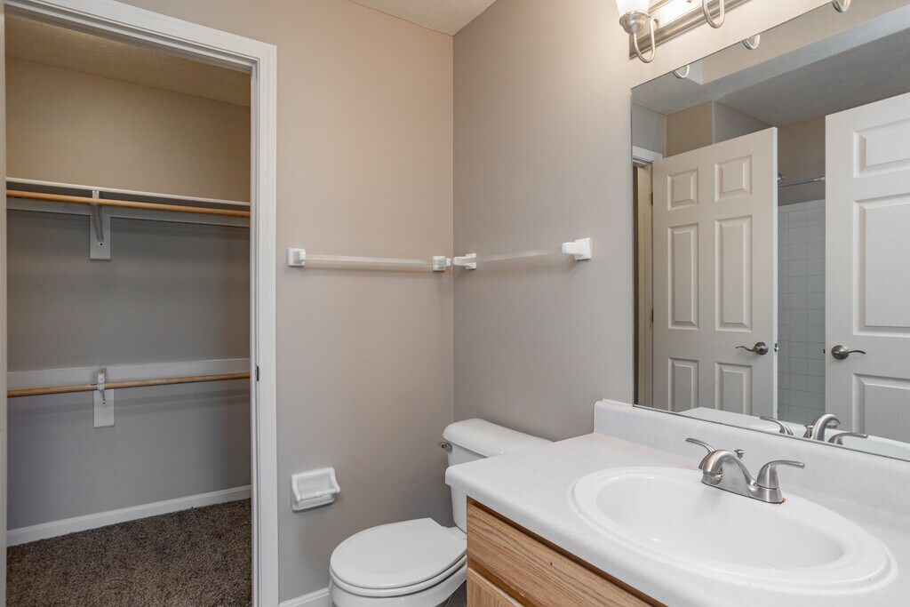 Danbury Court Apartments in Bloomington IL ApartmentHomeLiving com Danbury Court Apartments in Bloomington IL ApartmentHomeLiving com