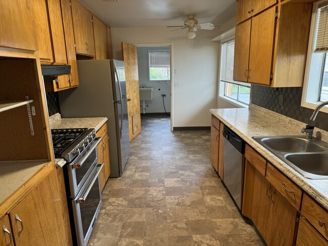 1065 E Main St in Ashland, OR - Building Photo - Building Photo