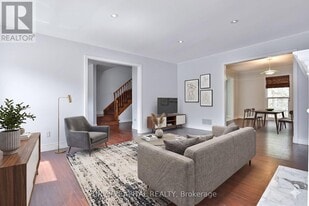 8 Mallingham Ct in Toronto, ON - Building Photo
