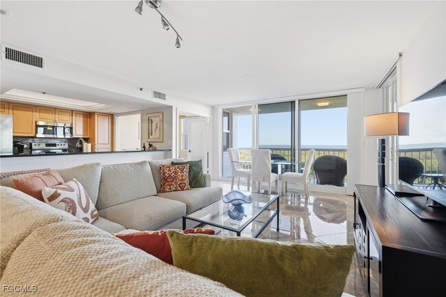 6585 Nicholas Blvd in Naples, FL - Building Photo - Building Photo