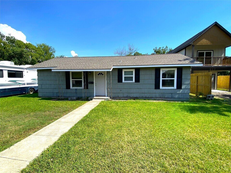 315 S 3rd St in La Porte, TX - Building Photo