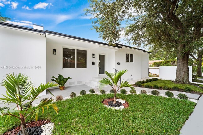 555 SW 51st Ave in Coral Gables, FL - Foto de edificio - Building Photo