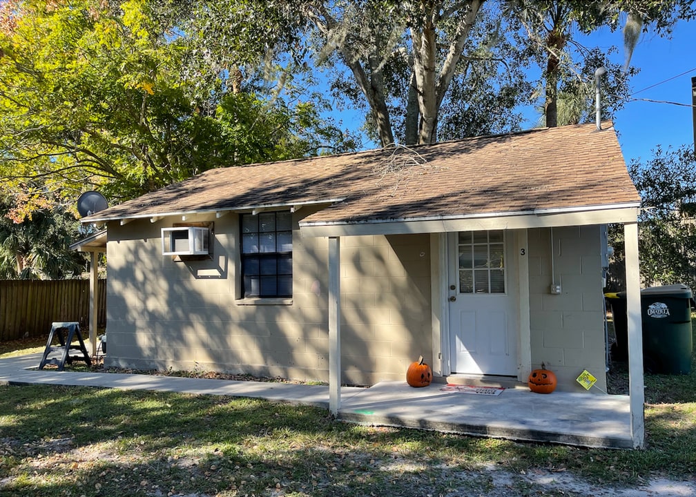 30 Lakeside Ave in Umatilla, FL - Building Photo