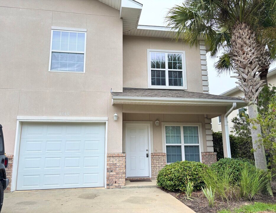 1545 Bentley Cir in Fort Walton Beach, FL - Building Photo