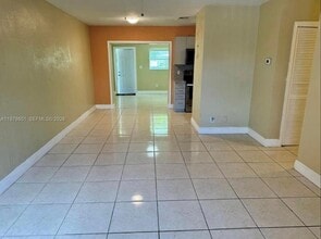 6471 SW 27th St in Miramar, FL - Foto de edificio - Building Photo