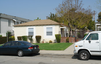 225 E Elmwood Ave in Burbank, CA - Building Photo - Building Photo