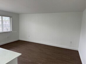 6705 SW 44th St in Miami, FL - Foto de edificio - Building Photo