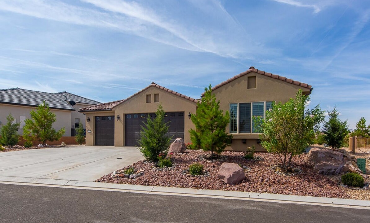 1235 W Desert Sparrow Dr in Saint George, UT - Building Photo