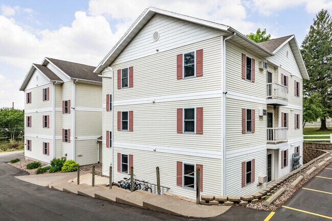 Pioneer Court Apartments in Platteville, WI - Foto de edificio - Building Photo