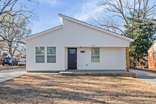 1375 Cooper St in Memphis, TN - Building Photo